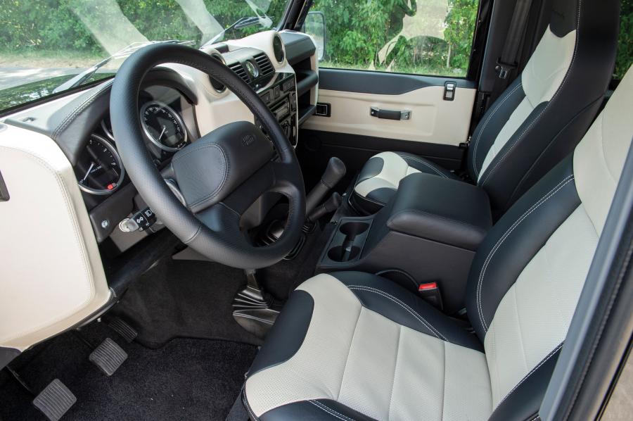 Интерьер Land Rover Defender 90 Autobiography 2016 года  (фото 10 из 15)